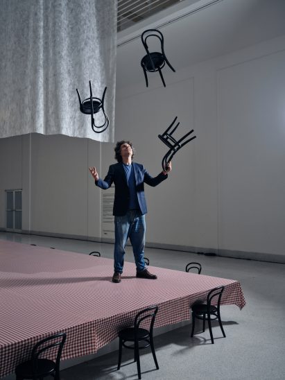 Maxim Velčovský throwing chairs