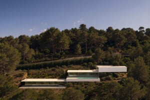 White home by Fran Silvestre Arquitectos