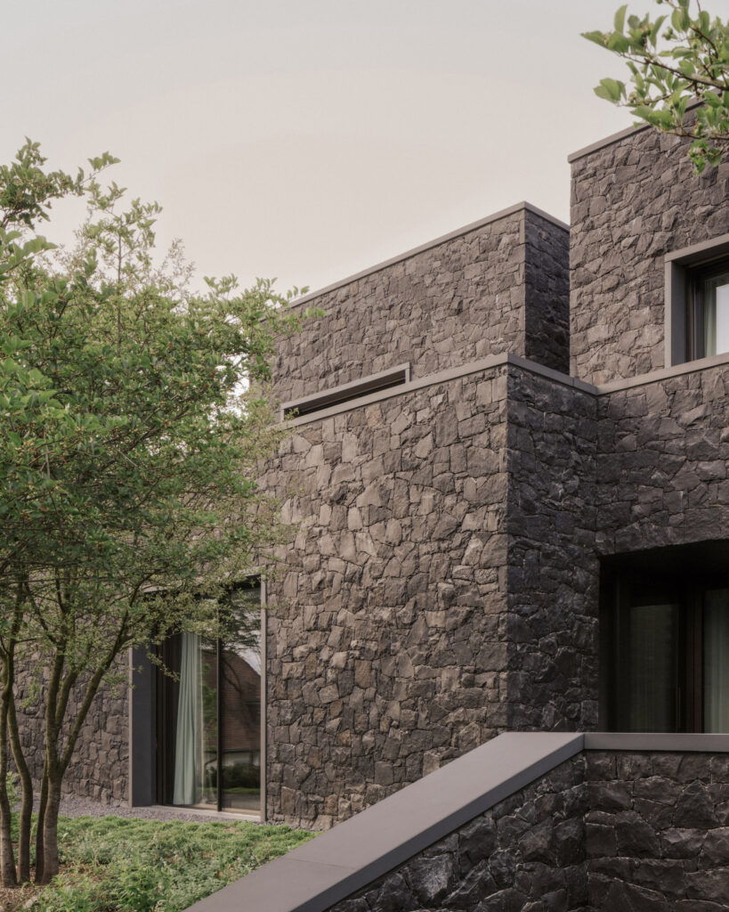 Think-Architecture-House-on-a-Slope