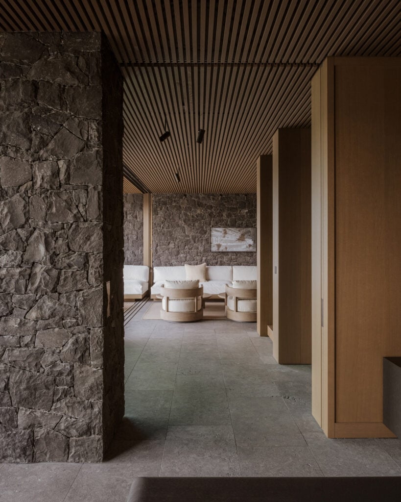 Think-Architecture-House-on-a-Slope