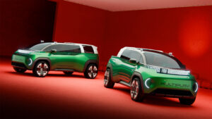 Two green Fiat Multiplay concept vehicles displayed against a red backdrop