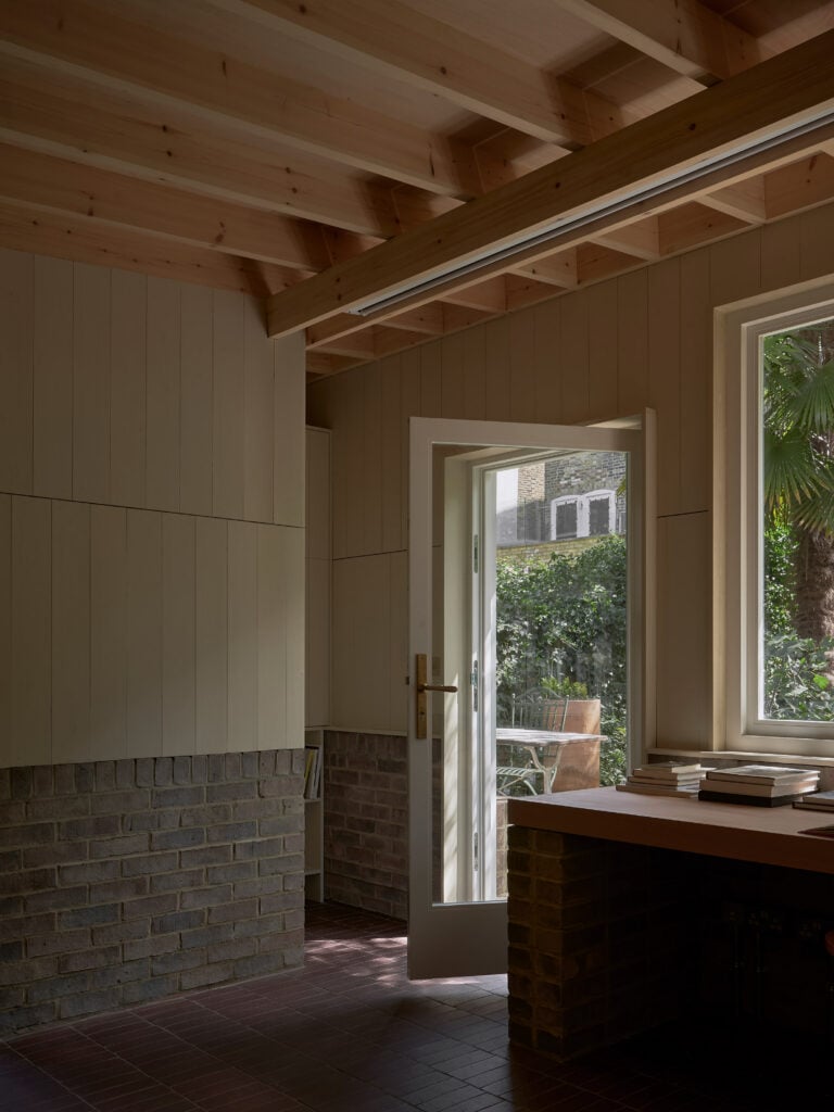 Garden studio by O'Sullivan Skoufoglou