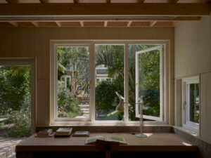 Garden studio by O'Sullivan Skoufoglou