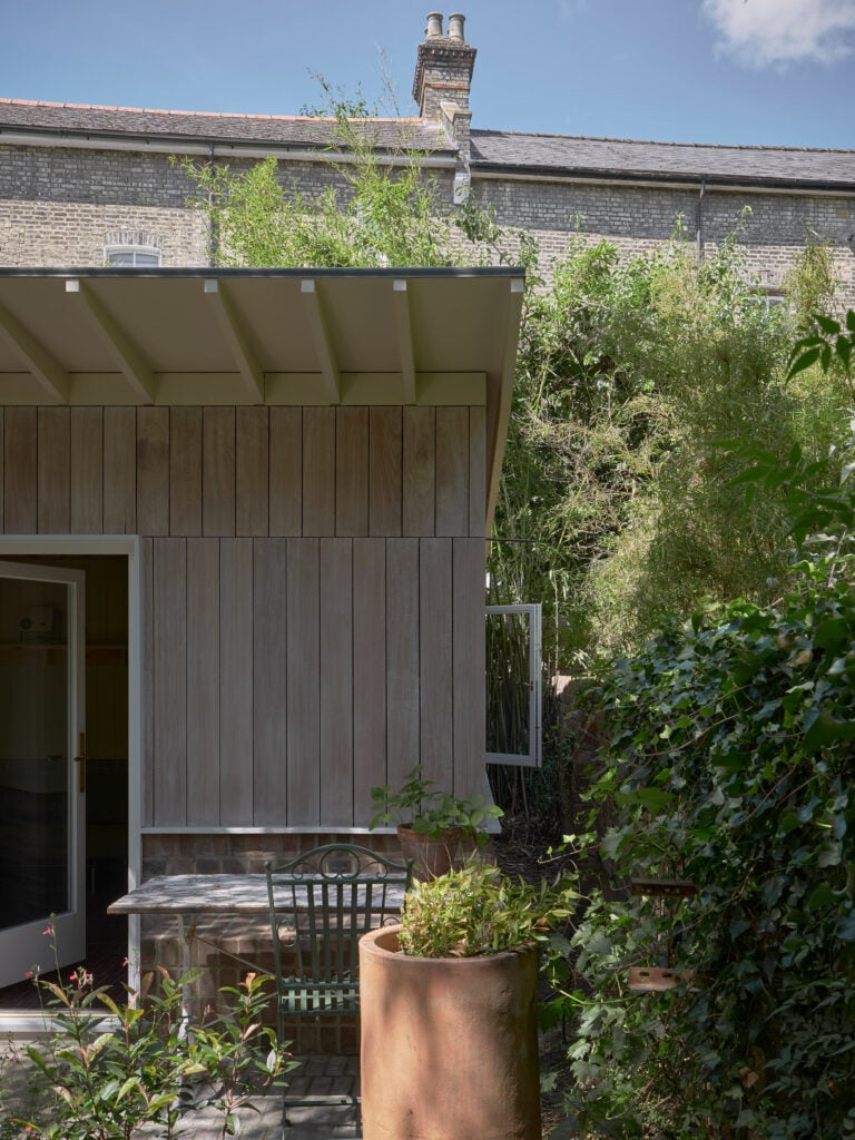 Garden studio by O'Sullivan Skoufoglou