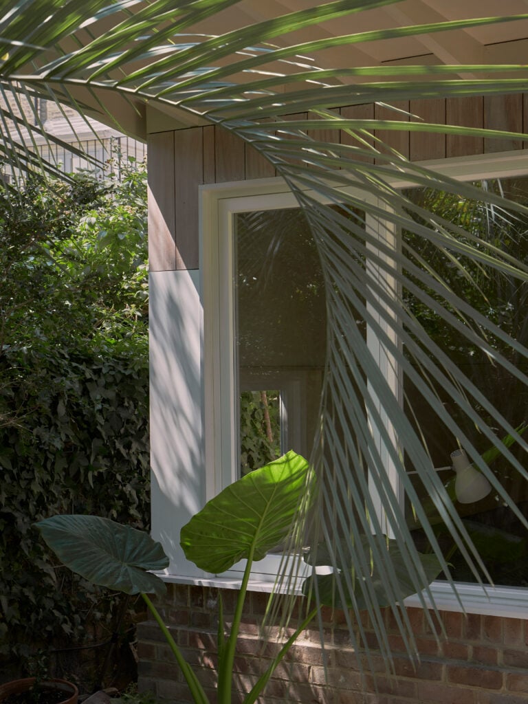 Garden studio by O'Sullivan Skoufoglou