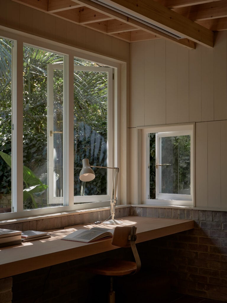 Garden studio by O'Sullivan Skoufoglou