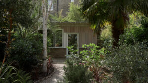 Garden studio by O'Sullivan Skoufoglou