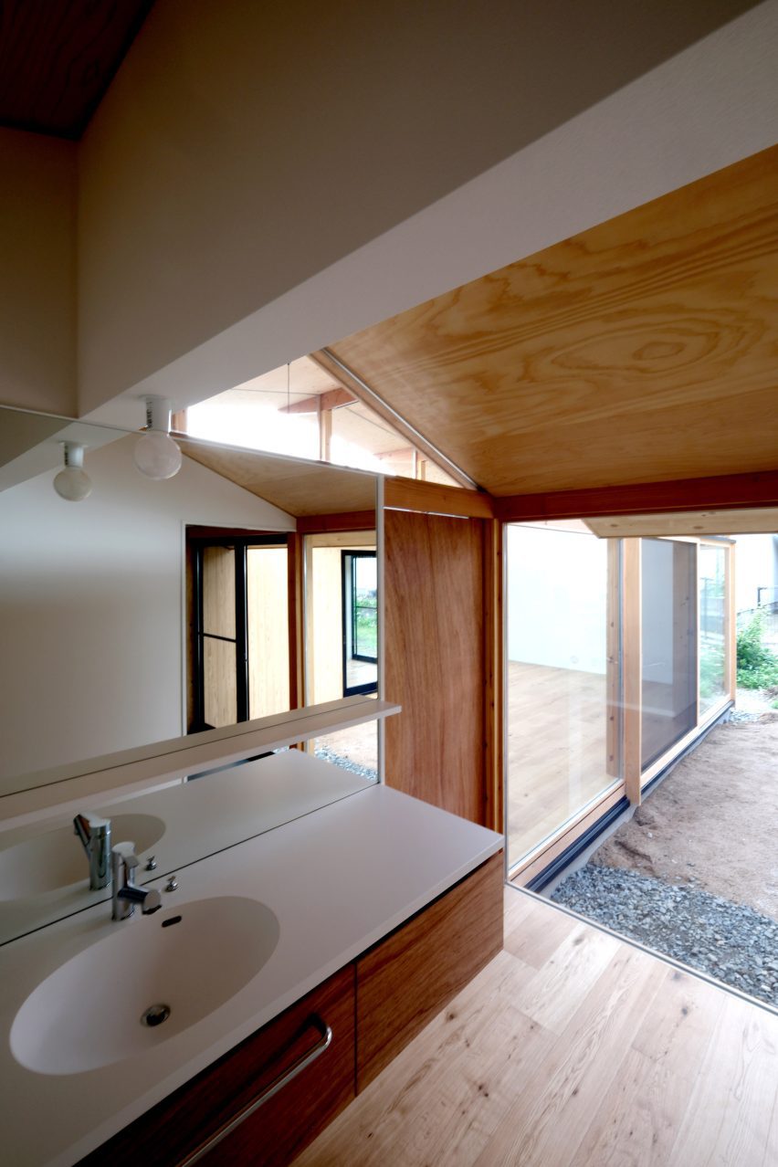 House in Yakami by Enter-Archi