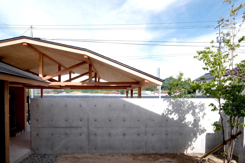 House in Yakami by Enter-Archi