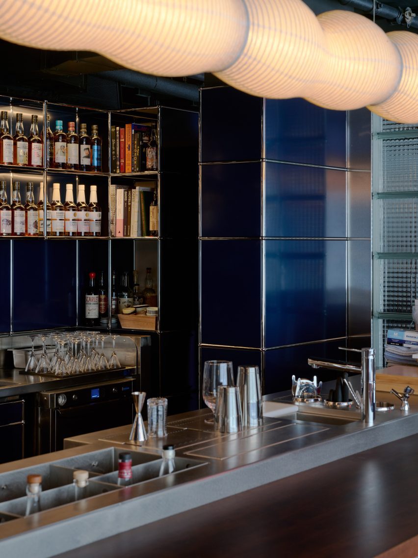 VV's cocktail bar